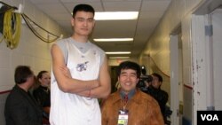姚明和美国之音记者致远(2002年12月27日 资料照片)