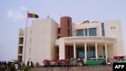 Vue de face de la maison de la radiodiffusion guinéenne (RTG), dans la banlieue de Conakry, 16 avril 2007. (archives) 