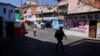 Una mujer camina por una barriada pobre de Caracas, Venezuela, el 5 de febrero de 2025.