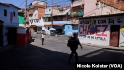 Una mujer camina por una barriada pobre de Caracas, Venezuela, el 5 de febrero de 2025.