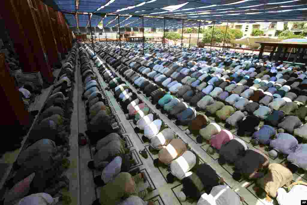 کراچی کی ایک مسجد میں رمضان کے پہلے جمعے کی نماز ادا کی جا رہی ہے۔