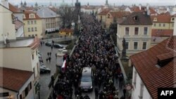 Kovčeg sa posmrtnim ostacima bivšeg češkog predsednika Vaclava Havela prolazi kroz masu ožalošćenih gradjana u Pragu, 21. decembra 2011.