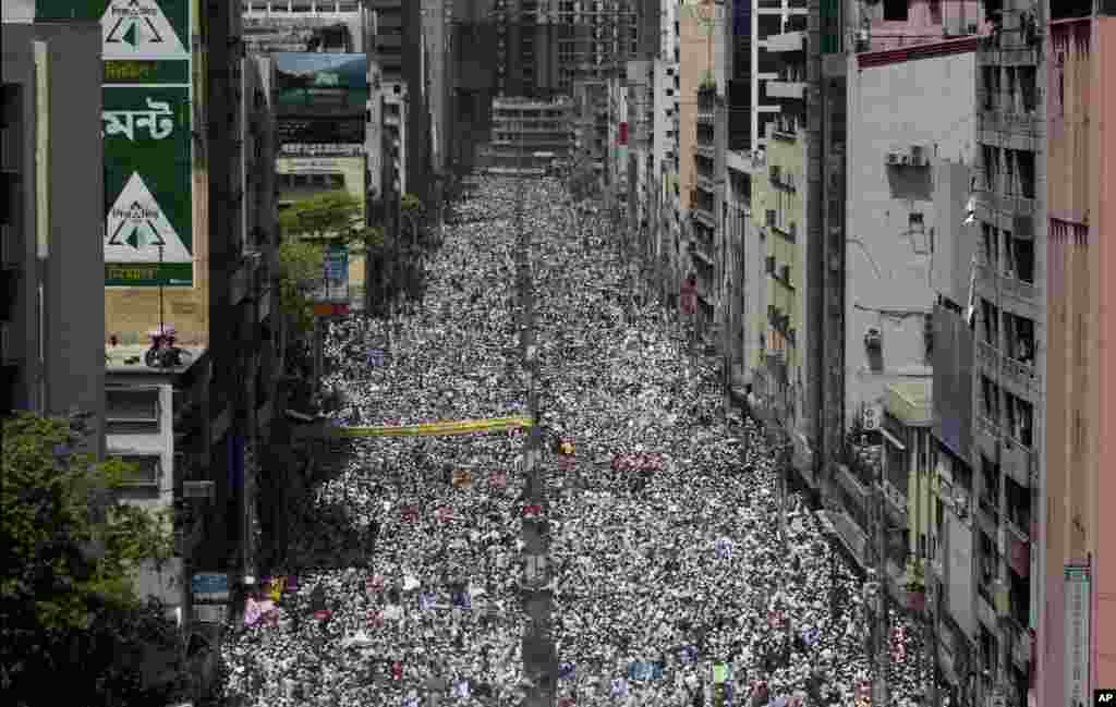 Hundreds of thousands of Hifazat-e-Islam activists gather for a rally to demand authorities enact an anti-blasphemy law punishing people who insult Islam, in Dhaka, Bangladesh, Apr. 6, 2013. 