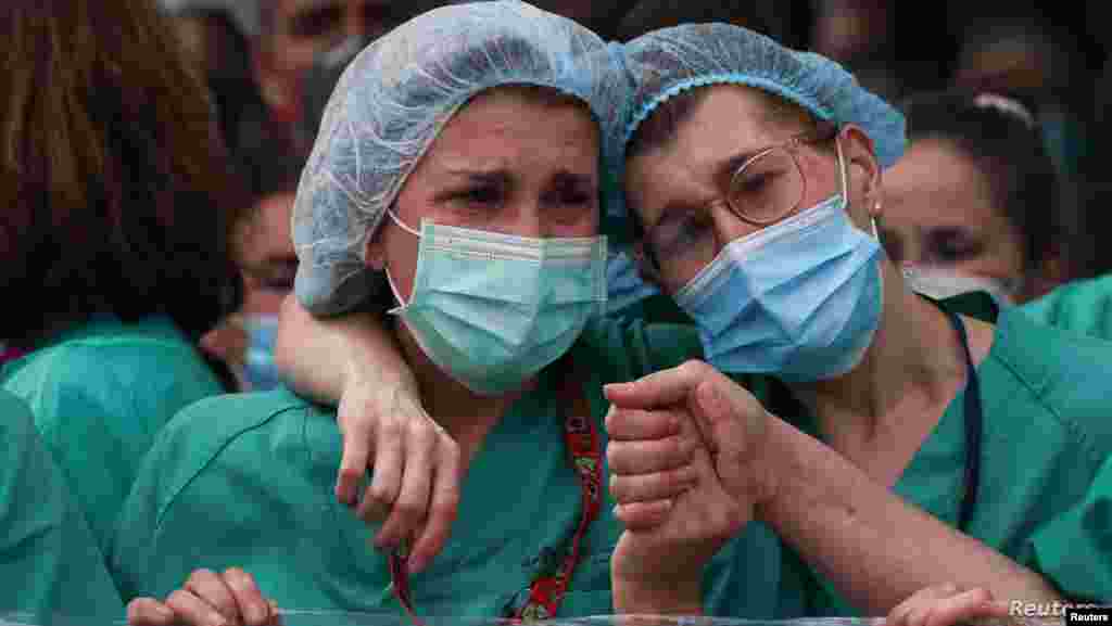 스페인 레가네스의 세베로 오초아 병원 간호사들이 신종 코로나바이러스 감염증(COVID-19)에 감염돼 숨진 동료 간호사의 장례 도중 오열하고 있다. 