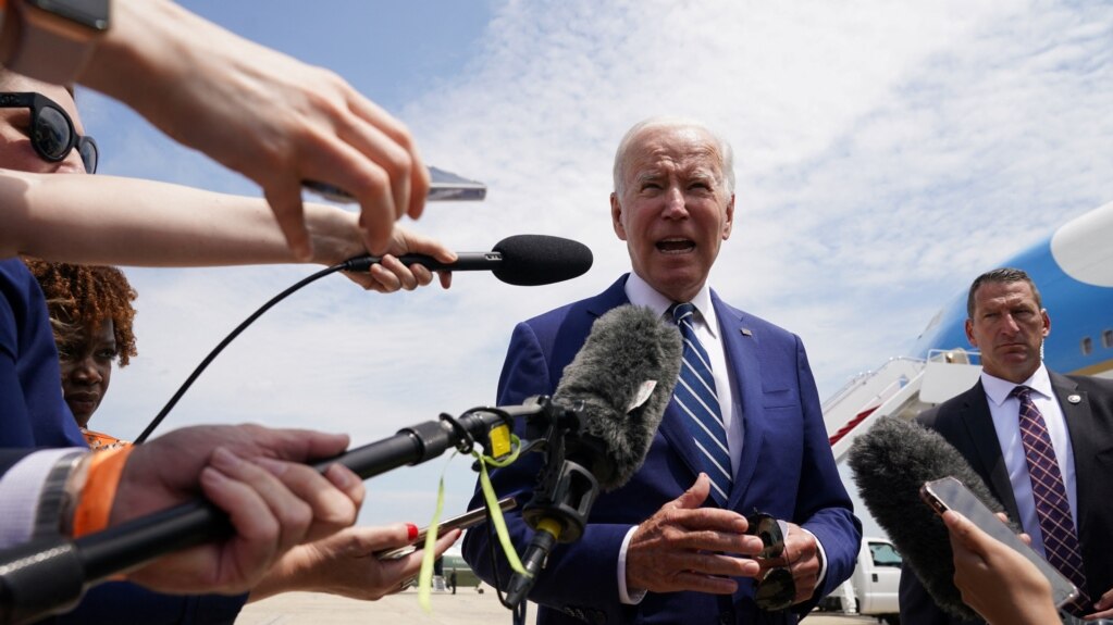 El presidente de Estados Unidos, Joe Biden, habla con los reporteros antes de abordar el Air Force One a Los Ángeles para asistir a la Cumbre de las Américas, desde la Base Conjunta Andrews en Maryland, Estados Unidos, el 8 de junio de 2022. 