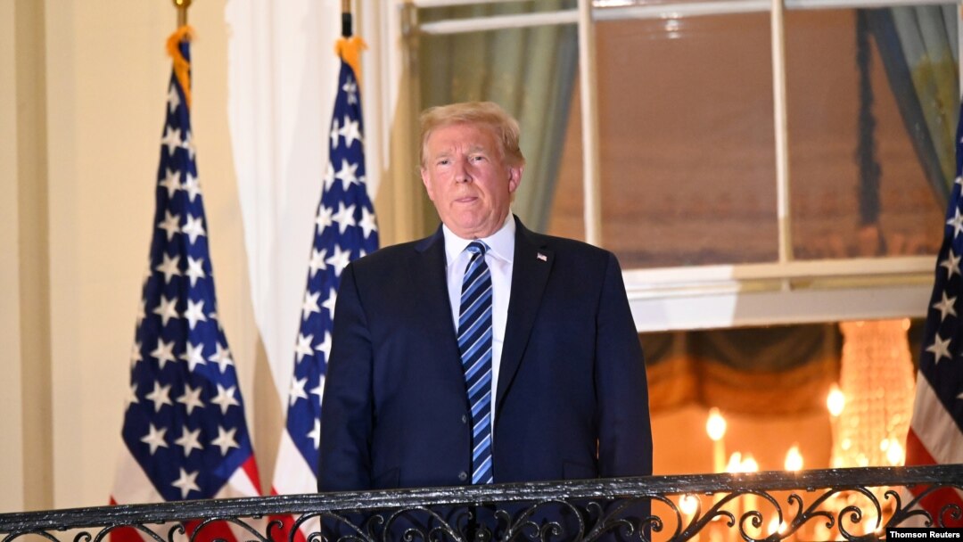 Presiden AS Donald Trump kembali ke Gedung Putih setelah dirawat di rumah sakit di Walter Reed Medical Center di Washington. (Foto: Reuters)
