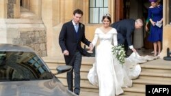 Putri Eugenie dan suaminya, Jack Brooksbank, bersiap meninggalkan Kastil Windsor setelah upacara pernikahan pada Jumat, 12 Oktober 2018.