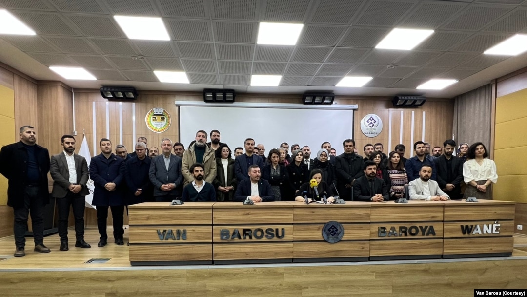 Van Büyükşehir Belediyesi’ne kayyum atanmasının ardından başlayan gösterilerle ilgili rapor Van Barosu’nda düzenlenen basın toplantısıyla açıklandı.