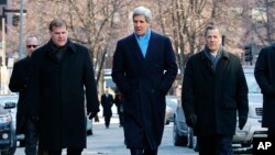 From left, Canadian Foreign Minister John Baird, U.S. Secretary of State John Kerry and Mexican Foreign Secretary Jose Antonio Meade walk toward a lunch appointment at the Union Oyster House restaurant in Boston, Jan. 31, 2015.