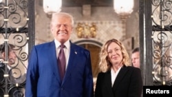 Presiden terpilih AS Donald Trump bertemu dengan Perdana Menteri Italia Giorgia Meloni di Mar-a-Lago di Palm Beach, Florida, pada 4 Januari 2025. (Foto: Italian Government/Handout via Reuters)