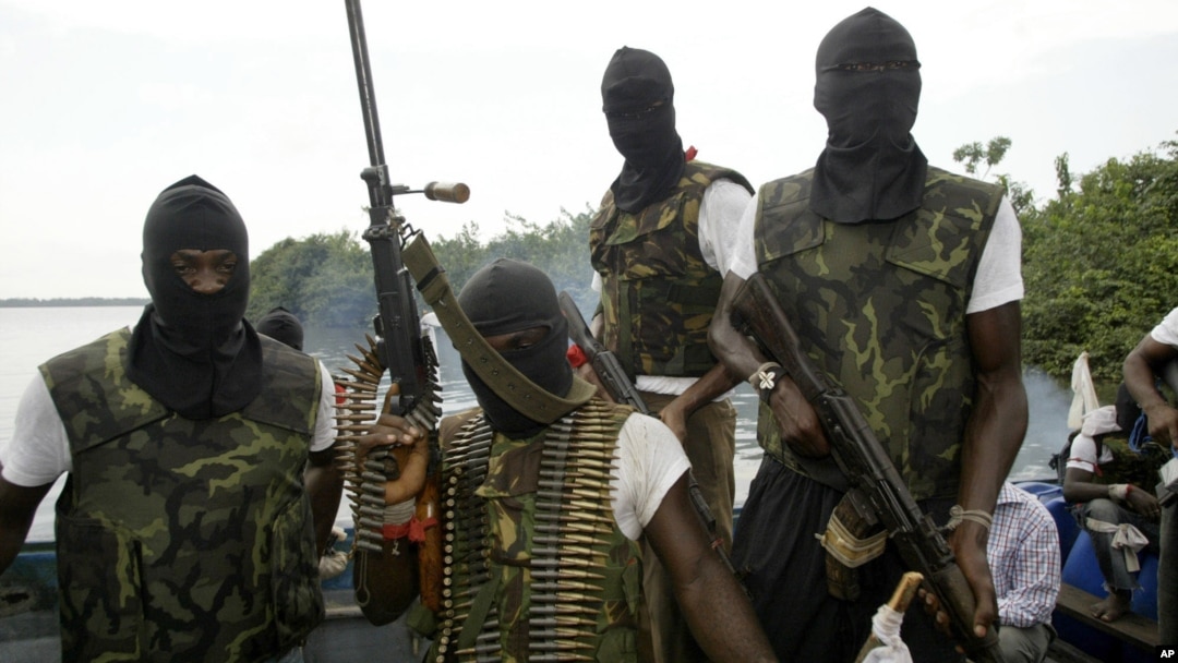 Para anggota pemberontak Delta Niger (foto: dok). Pemberontak sering menyandera warga asing untuk menuntut uang tebusan. 