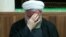 همزمان با مراسم عزاداری محرم در ایران، حسن روحانی در حال عزاداری برای امام سوم شیعیان در مراسمی در نهاد ریاست جمهوری ایران است.<br />
عکس: برنا قاسمی، ایسنا