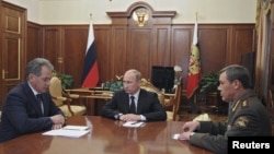 Prezident Putin general Gerasimov (o'ngdan) va Mudofaa vaziri Sergey Shoigu bilan, Kreml, Moskva, 9-noyabr, 2012