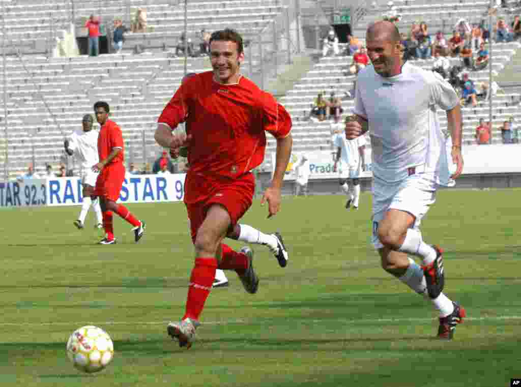 La star française du football, Zinedine Zidane, et le joueur ukrainien &nbsp;de l&rsquo;AC Andry Shevchenko se disputent un ballon au cours du match de son jubilé joué à Marseille, au Sud de la France, samedi 11 juin 2005. Weah a annoncé sa candidat aux prochaines élections pour le Sénat après au Liberia.