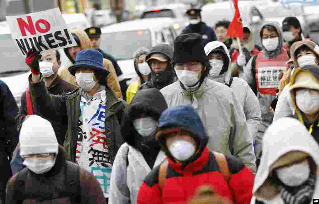 Demonstrators wearing face masks take part in an anti-nuclear protest in Koriyama, Fukushima prefecture, March 11, 2012. (Reuters)