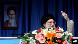 Babban shugaban Addinin kasar Iran, Ayatollah Ali Khamenei , ya na jawabi a ranar Asabar 15 ga watan oktoba a lardin Kermanshah a yammacin kasar Iran.