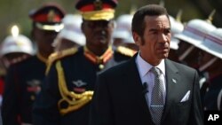 Presiden Botswana Letjen Seretse Khama Ian Khama (kanan) saat dilantik sebagai Presiden Botswana untuk masa jabatan kedua di Gaborone, Selasa (28/10).