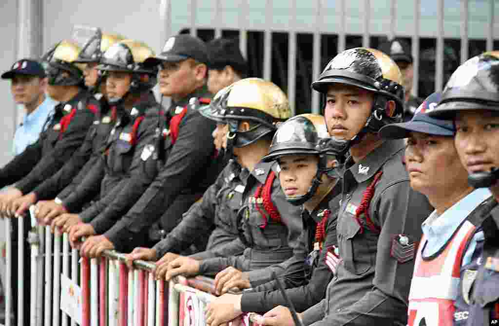 Security at US Embassy for Royalist Protest, Bangkok, December 16, 2011, (VOA - D. Schearf)