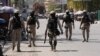 ARCHIVO: Varios policías patrullan una calle de Puerto Príncipe, la capital de Haití, después de que las autoridades extendieron un estado de emergencia, el 8 de marzo de 2024.