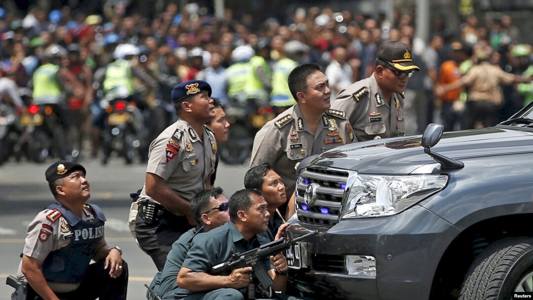Polisi Indonesia di dekat lokasi ledakan di jalan MH Thamrin, Jakarta, 14 Januari 2016 (Foto: dok).