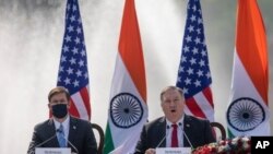 El secretario de Estado Mike Pompeo y el secretario de Defensa Mark Esper en una rueda de prensa tras la firma del acuerdo con la India.