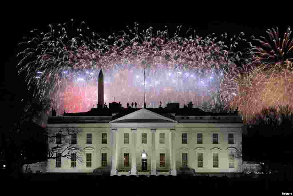  Vista de fuegos artificiales sobre la Casa Blanca despu&#233;s de la toma de posesi&#243;n de Joe Biden como presidente de Estados Unidos en Washington. 20 de enero de 2021.