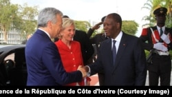 Le président Alassane Ouattara, à droite, salue la princesse Astrid de Belgique, au centre, et le vice premier-ministre et chef de la diplomatie belge, Didier Reynders, à gauche, au Palais de la présidence de la république, à Abidjan, Côte d’Ivoire, 25 oc