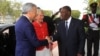 Le président Alassane Ouattara, à droite, salue la princesse Astrid de Belgique, au centre, et le vice premier-ministre et chef de la diplomatie belge, Didier Reynders, à gauche, au Palais de la présidence de la république, à Abidjan, Côte d’Ivoire, 25 octobre 2017