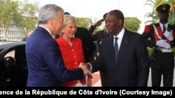 Le président Alassane Ouattara, à droite, salue la princesse Astrid de Belgique, au centre, et le vice premier-ministre et chef de la diplomatie belge, Didier Reynders, à gauche, au Palais de la présidence de la république, à Abidjan, Côte d’Ivoire, 25 octobre 2017