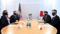 El secretario de Estado de EE. UU., Antony Blinken, y el ministro de Relaciones Exteriores de Japón, Yoshimasa Hayashi, posan mientras se reúnen durante la cumbre de ministros de Relaciones Exteriores y Desarrollo del G7 en Liverpool, Reino Unido, el 11 de diciembre de 2021.