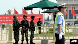 Polisi bersenjata China berjaga di sekitar Lapangan Tiananmen Square di Beijing (3/6).