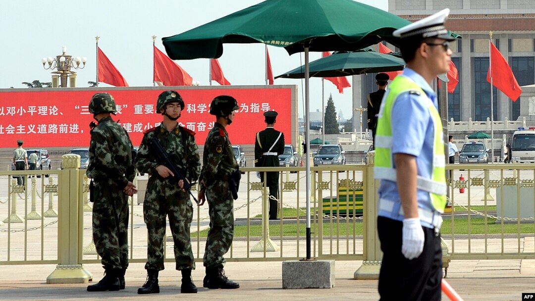Polisi China melakukan penjagaan di kawasan Lapangan Tiananmen, Beijing (3/6).