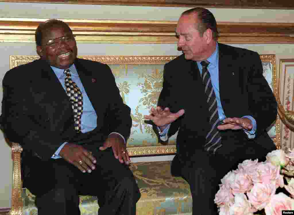 Rais Chirac wa Ufaransa ampokea rais Mkapa ikulu ya Elysee mjini Paris