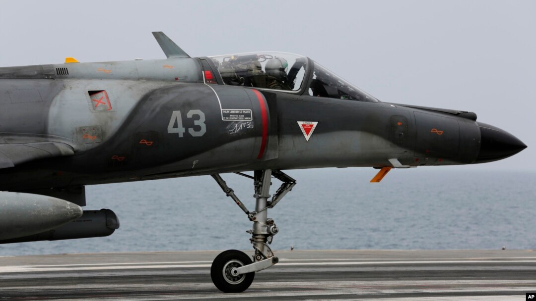Sebuah pesawat tempur Perancis siaga di atas kapal induk Charles de Gaulle di Teluk Persia (foto: dok). Perancis melancarkan serangan udara pertama atas sasaran ISIS di Suriah Minggu (27/9).