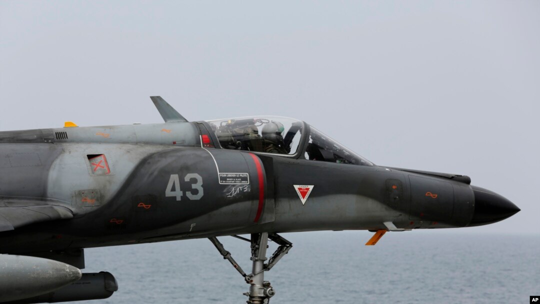Avión militar francés aterriza en el portaaviones Charles de Gaulle que Francia envió al Mar Mediterráneo tras los ataques del 13 de noviembre en París.