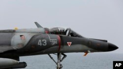 Avión militar francés aterriza en el portaaviones Charles de Gaulle que Francia envió al Mar Mediterráneo tras los ataques del 13 de noviembre en París.