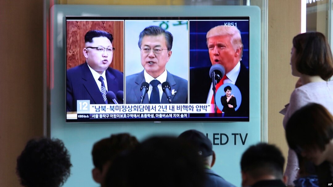 지난 3월 한국 서울역 대기실에 설치된 TV에 김정은 북한 국무위원장, 도널드 트럼프 미국 대통령, 문재인 한국 대통령이 나란히 나오고 있다.