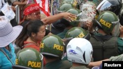 Warga melakukan unjuk rasa atas perampasan tanah bentrok dengan polisi setempat (foto: dok). Perampasan tanah menjadi isu utama di Kamboja. 