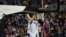 Luka Doncic des Dallas Maverick tente un duck lors d'un match de NBA contre Detroit Pistons, USA, le 12 décembre, 2019.