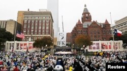 La plaza Dealey en Dallas, Texas, donde asesinaron al presidente número 35 de EE.UU., John F. Kennedy sirvió de escenario para recordar los 50 años de su trágica muerte.
