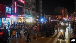 Warga berkumpul di sebuah mini market di pusat Kota Istanbul untuk berbelanja kebutuhan sehari-hari menyusul pengumuman tentang pemberlakuan jam malam, Jumat malam, 10 April 2020. 