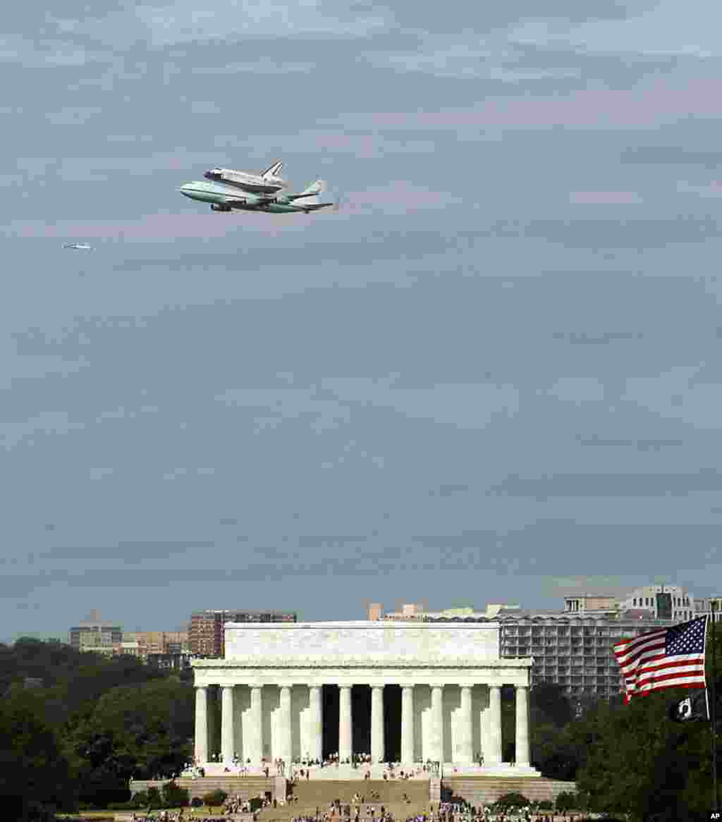 Phi thuyền con thoi Discovery bay ngang qua Đài Kỷ niệm Abraham Lincoln ở thủ đô Washington ngày 17 tháng Tư năm 2012 (Hình: AP) 