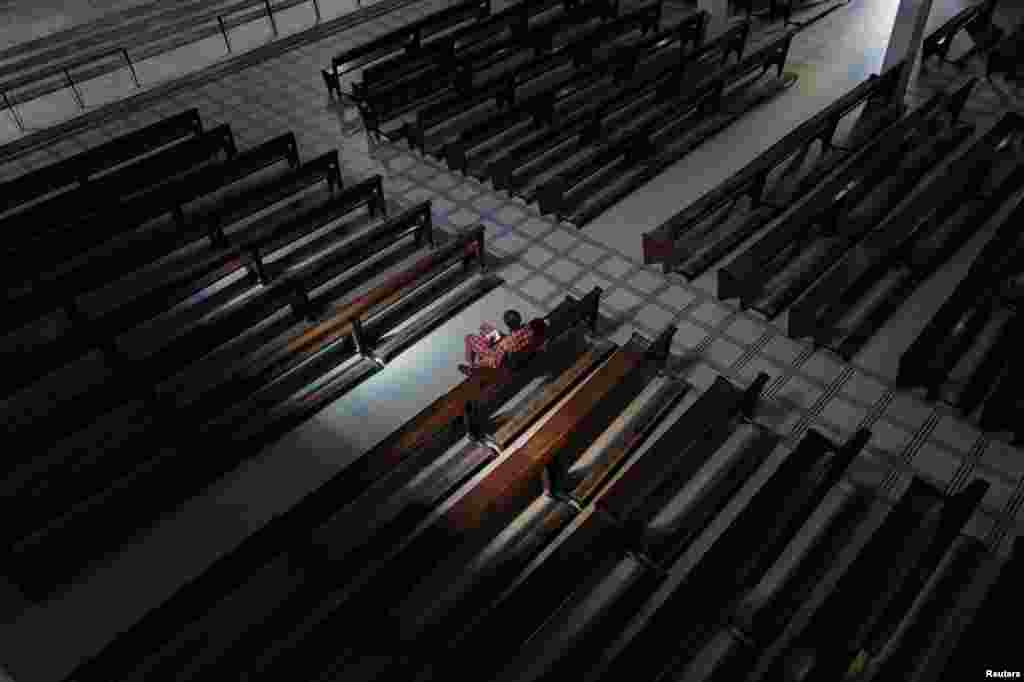 سینیگال کے ایک گرجا گھر میں اتوار کو ہونے والی دعائیہ سروس بھی منسوخ کر دی گئی۔ لوگوں نے گھرجا گھر جانا عارضی طور پر بند کر دیا ہے۔