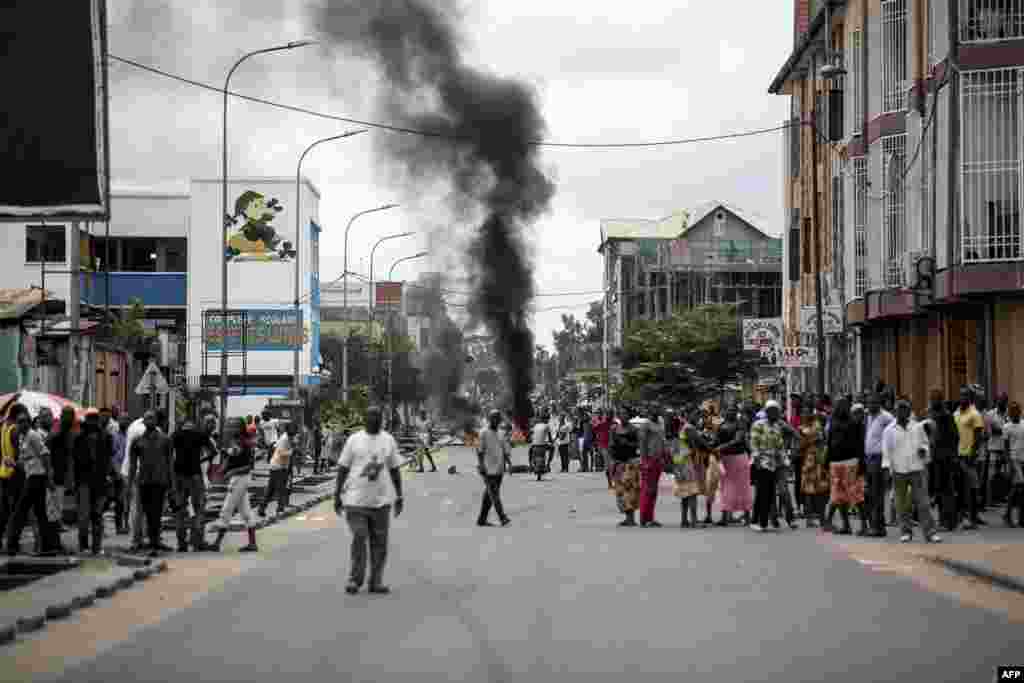 Des protestants reçoivent des gaz lacrymogènes sur eux lors des marches contre Kabila à Kinshasa, le 21 janvier 2018.