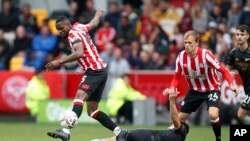 FILE: Brentford's Frank Onyeka, left, challenges for the ball with Arsenal's Kieran Tierney during the English Premier League football match between Brentford and Arsenal, at the Gtech Community stadium, London. Taken 9.18.2022