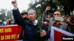 People take part in an anti-China protest to mark the 43th anniversary of the China's occupation of the Paracel Islands in the South China Sea in Hanoi, Jan. 19, 2017. 