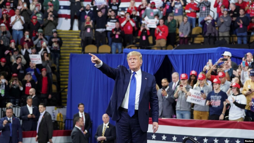 Presiden AS Donald Trump menyapa para pendukungnya saat kampanye di Milwaukee, Wisconsin, 14 Januari 2020. (Foto: Reuters)