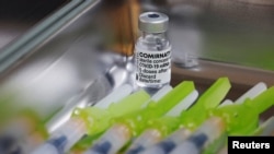 Las dosis de la vacuna contra la enfermedad del coronavirus Pfizer-BioNTech (COVID-19) se ven en un centro de vacunación COVID-19 en Seúl, Corea del Sur, el 10 de marzo de 2021.