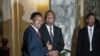 Le président malgache Hery Rajaonarimampianina, à gauche, et le Premier ministre Christian Ntsay, à droite, assistent à l'annonce du nouveau gouvernement au palais présidentiel d'Iavoloha, à Antananarivo, le 11 juin 2018.