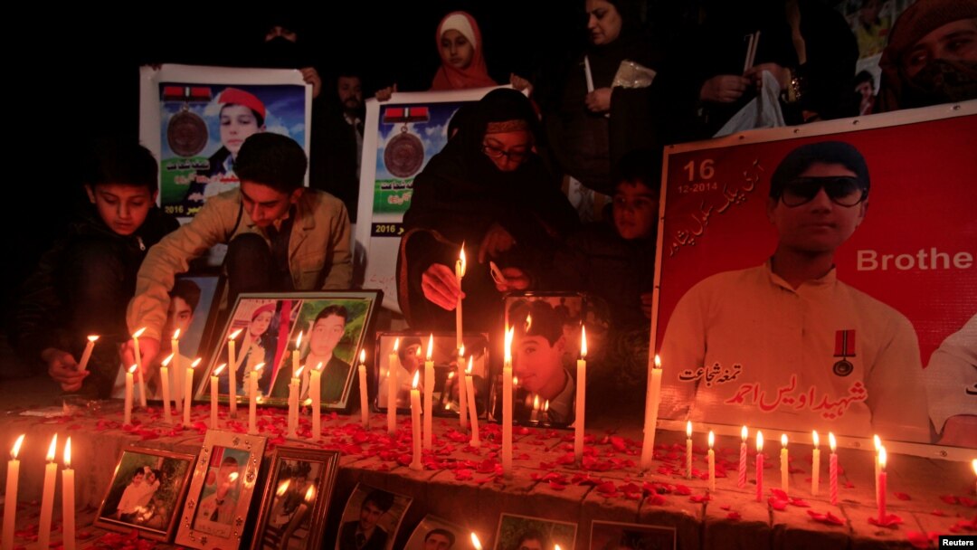 په کال ٢٠١۴ کې د پېښور په ارمي پبلک سکول د طالبانو په حمله کې د فضل خان یو زوی وژل شوی دی. فضل خان په پېشه وکیل او قانون پوهه دی. په سکول حمله کې تر د ١٣٠ پورې ماشومان وژل شوې او ذمه واري یې پاکستاني طالبانو منلې ده